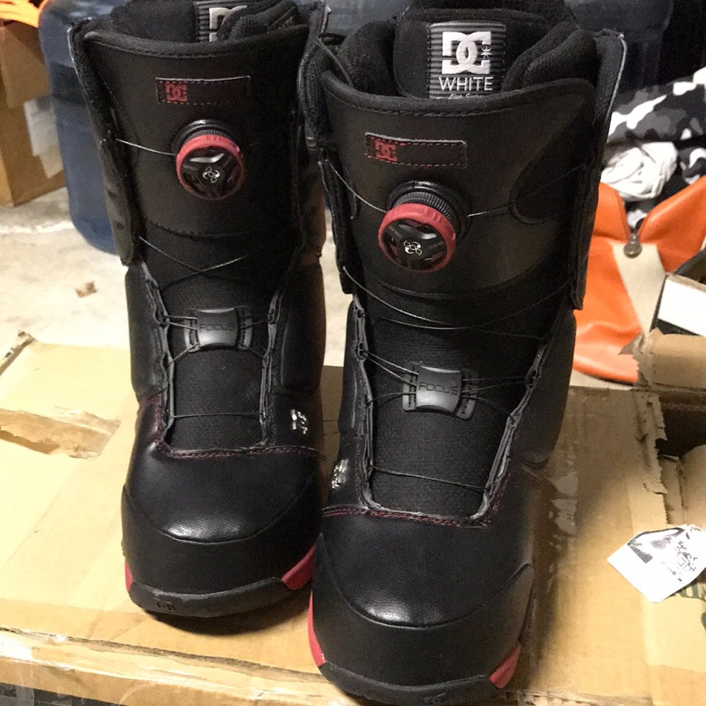 DC “Mora” size 9.5 Women’s snowboarding boots.
